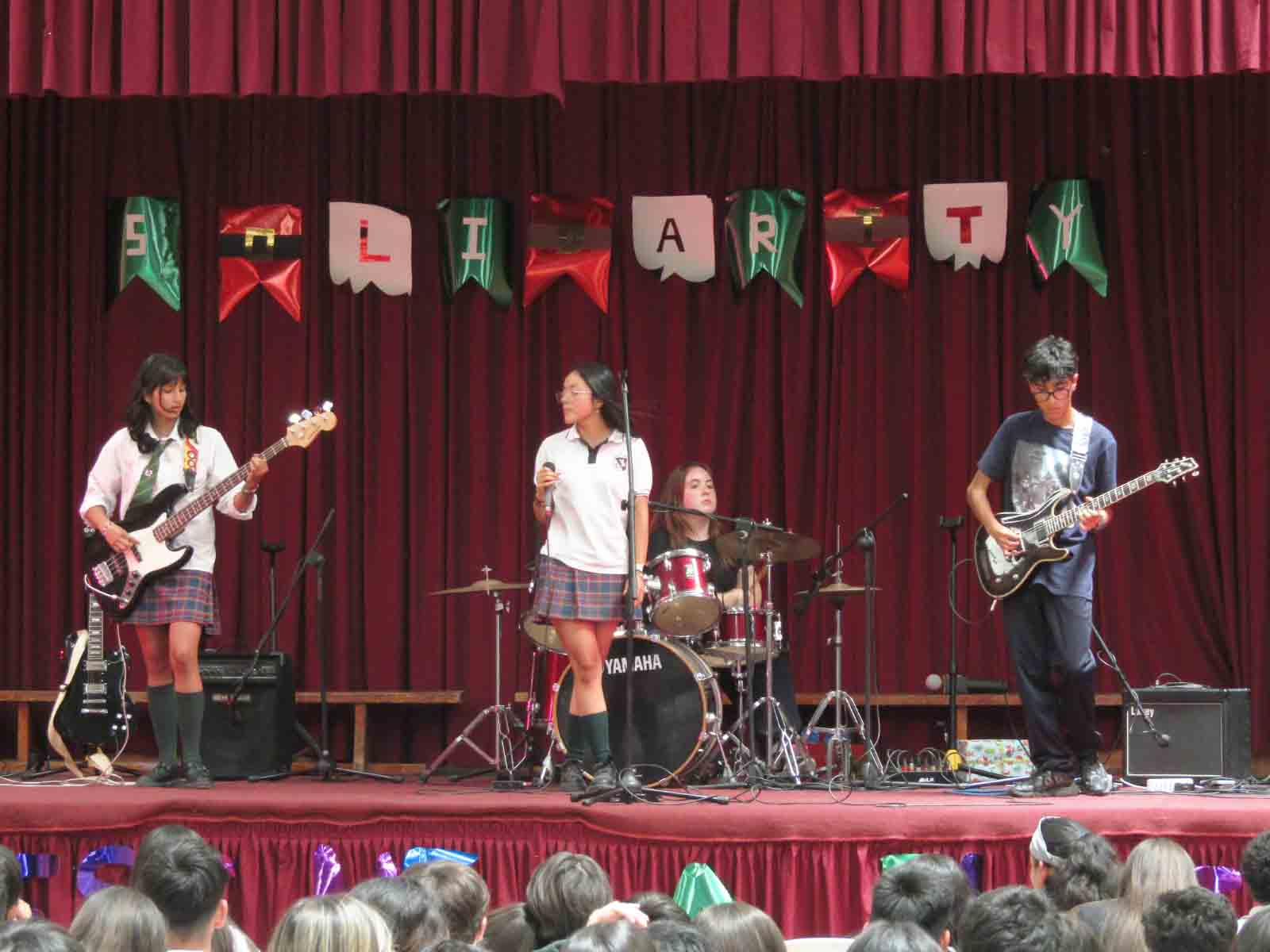 ALUMNOS BRILLAN EN LA MUESTRA MUSICAL DE SENIOR 2025